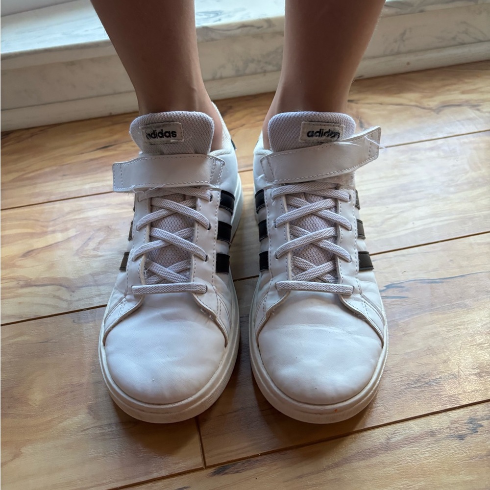 Adidas Classic White and Black Trainers - Picture 3 of 5